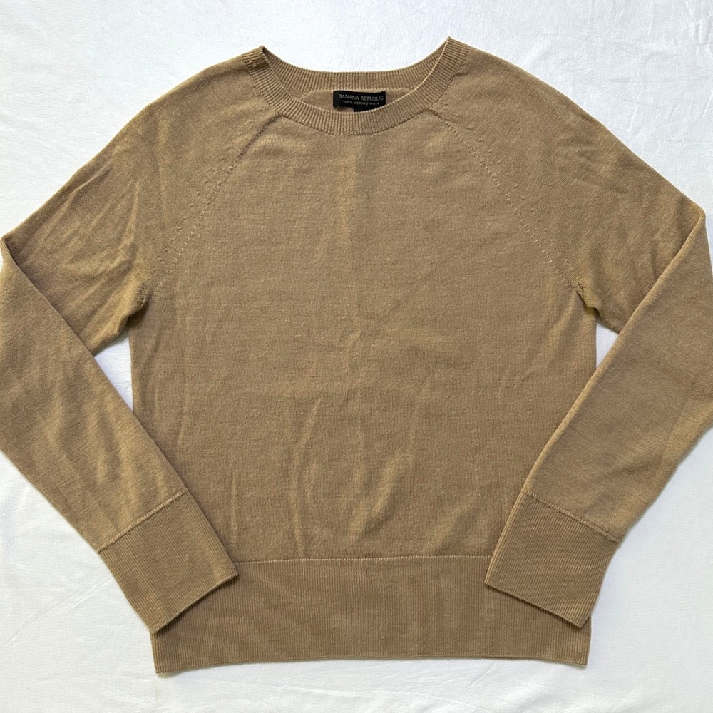 Banana Republic 100% Merino Wool Sweater M Camel Seamless Crew Neck Minimalist